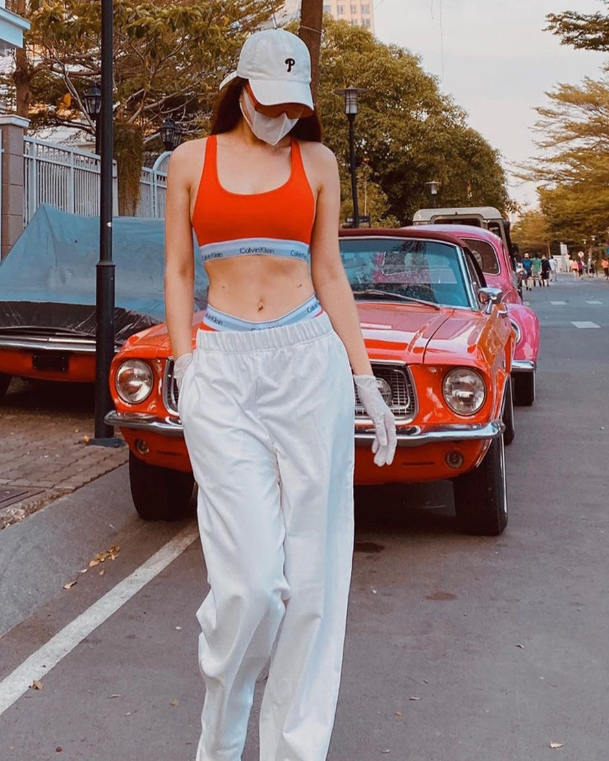 Mốt diện quần cạp trễ từng gây tranh cãi. Cách mặc này giúp các người đẹp tôn vòng eo và hông, tuy nhiên dễ gây phản cảm nếu phối đồ không phù hợp.