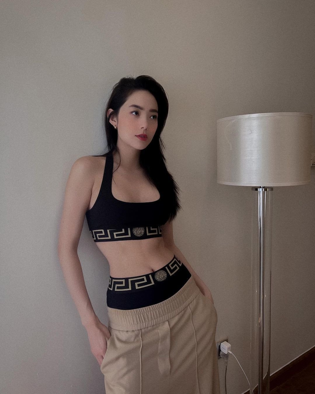 Tuy nhiên, việc các sao Việt diện mốt quần tụt, đặc biệt là những thiết kế lộ nội y, đã vấp phải nhiều ý kiến trái chiều.