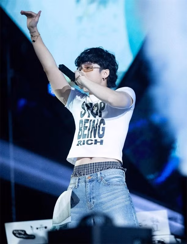  Mốt quần tụt, hay còn gọi là quần cạp trễ đã xuất hiện từ những năm 90 và từng là trào lưu được giới trẻ ưa chuộng. Tuy nhiên, sau một thời gian lắng xuống xu hướng này quay trở lại mạnh mẽ trong năm 2023 và được nhiều sao Việt lăng xê nhiệt tình.