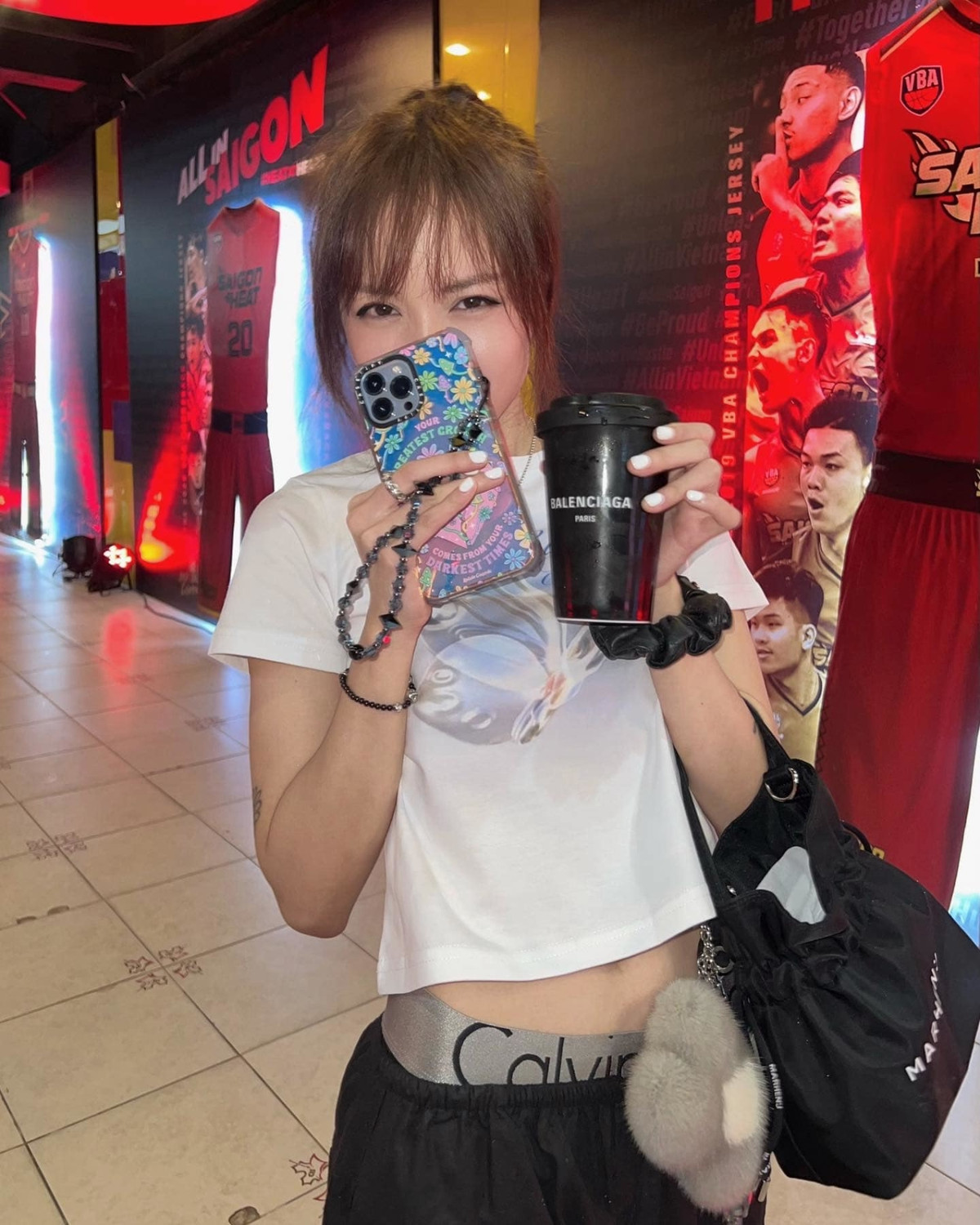 Dàn sao Việt diện quần tụt kết hợp với áo croptop, khoe trọn vòng eo thon gọn và đôi chân dài nuột nà.