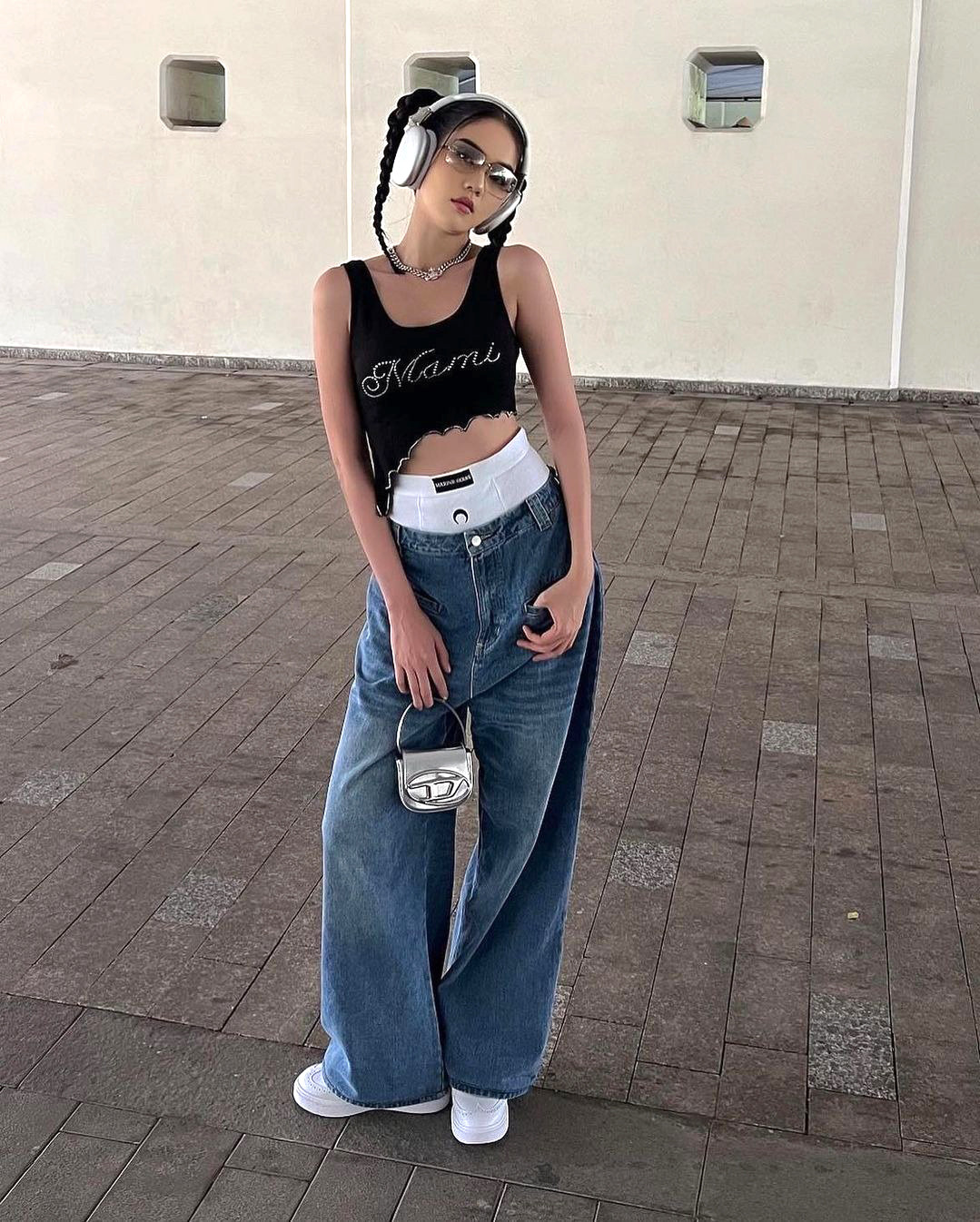 Việc kết hợp quần tụt và để lộ nội y bên trong cũng làm cho phong cách của các sao Việt trở nên gợi cảm, táo bạo hơn.