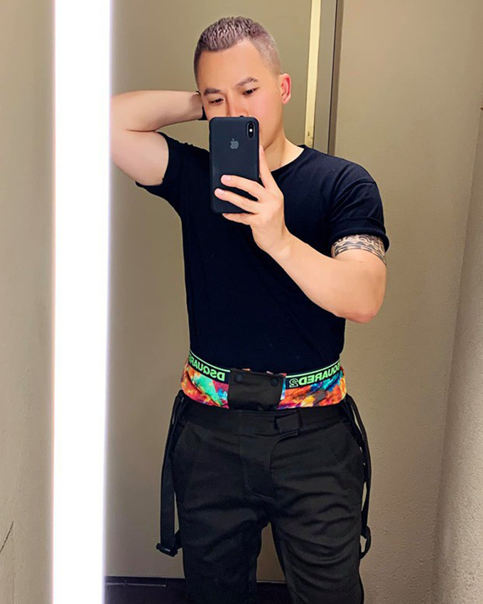 Để mốt quần tụt không phản cảm, người mặc nên tránh chọn những loại bikini, swimwear hay bodysuit quá táo bạo. Quần thun thể thao, jeans ống rộng... màu cơ bản như đen, trắng, xám là dễ ứng dụng nhất.