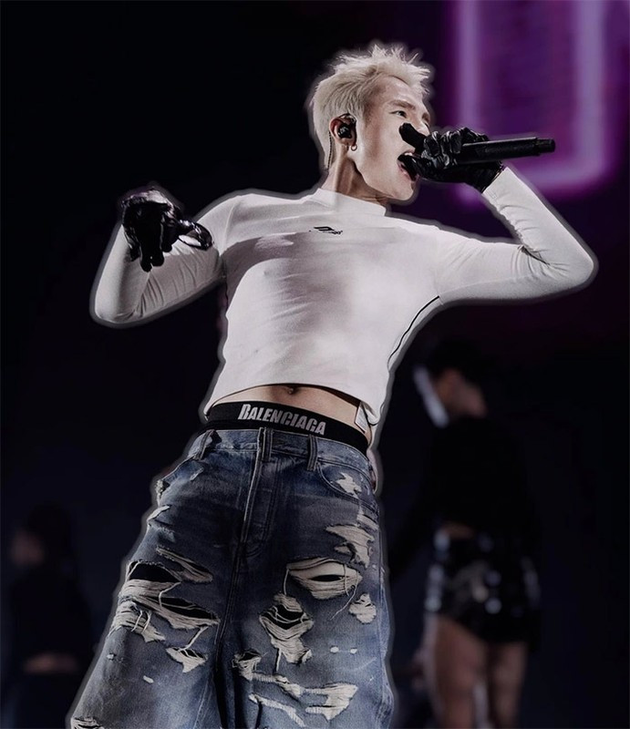 Ca sĩ Sơn Tùng M-TP không ít lần diện mốt quần tụt lộ nội y biểu diễn trên sân khấu và gây ra nhiều tranh cãi.