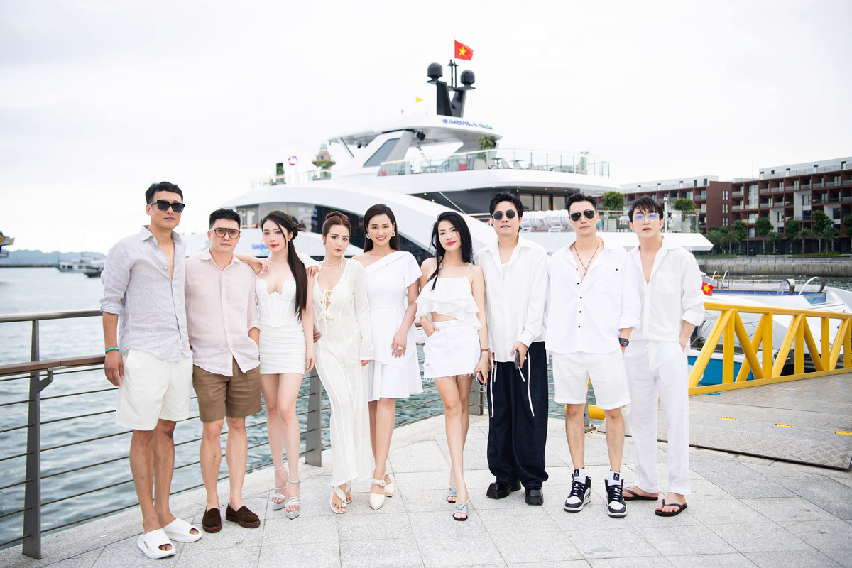 Mọi người đều dành cho Huyền Lizzie những lời chúc mừng sinh nhật tốt đẹp nhất và cùng nhau lưu giữ những khoảnh khắc đáng nhớ trong ngày đặc biệt này.