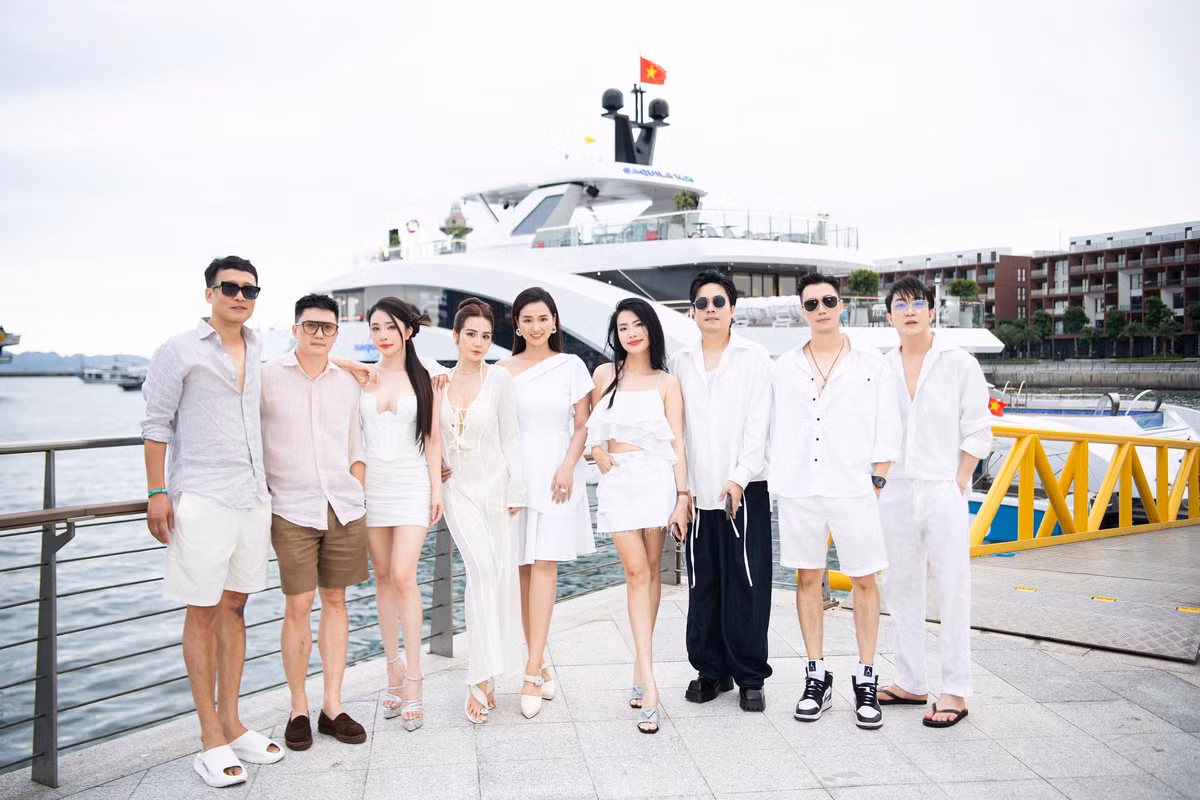 Mọi người đều dành cho Huyền Lizzie những lời chúc mừng sinh nhật tốt đẹp nhất và cùng nhau lưu giữ những khoảnh khắc đáng nhớ trong ngày đặc biệt này.