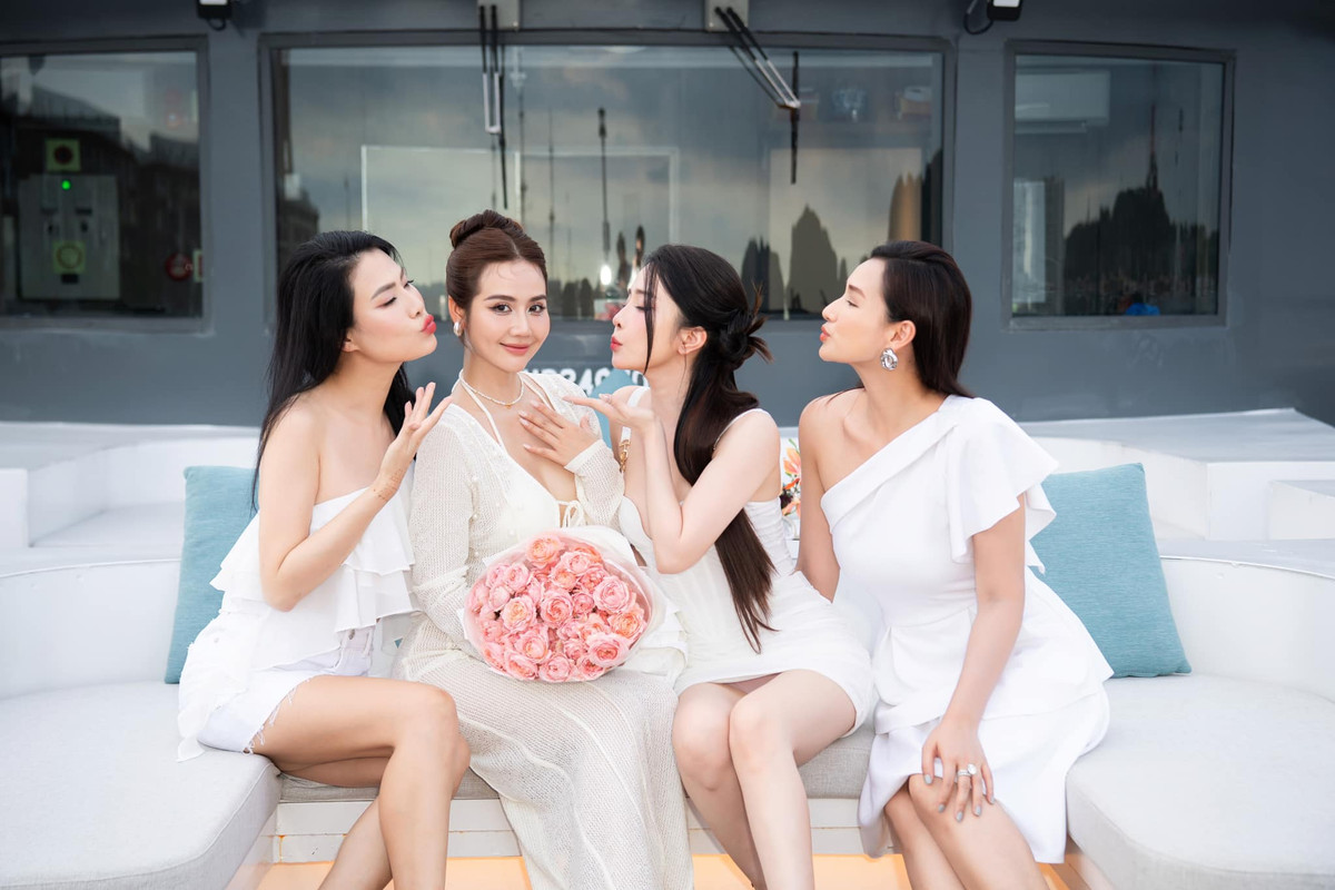 Hội bạn thân của Huyền Lizzie thường xuyên tổ chức sinh nhật cho nhau.