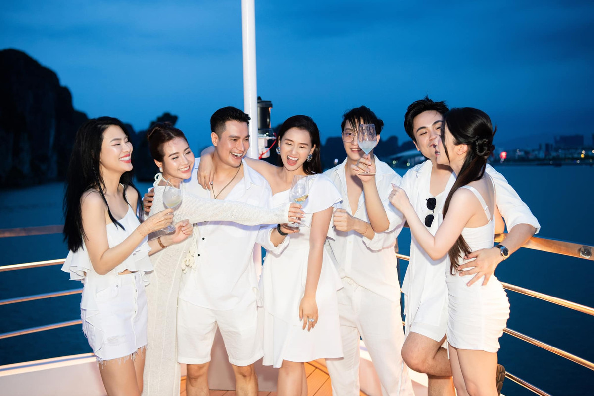 Cả hội diện dresscode màu trắng, tận hưởng không khí vui vẻ trên du thuyền.