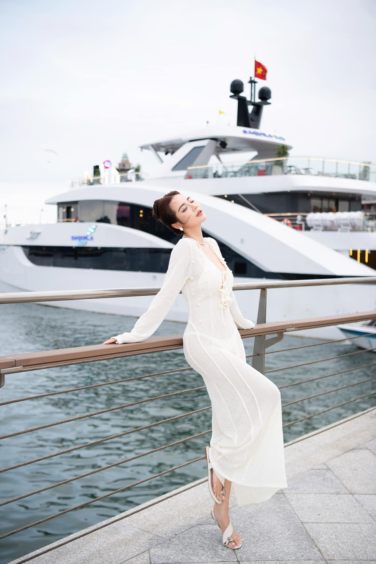 Hình ảnh Huyền Lizzie xinh đẹp, nóng bỏng trong sinh nhật trên du thuyền đã nhận được "cơn mưa" lời khen từ cư dân mạng. Nhiều người bày tỏ sự ngưỡng mộ trước nhan sắc và vóc dáng của nữ diễn viên, đồng thời chúc mừng cô có một sinh nhật thật vui vẻ, đáng nhớ.