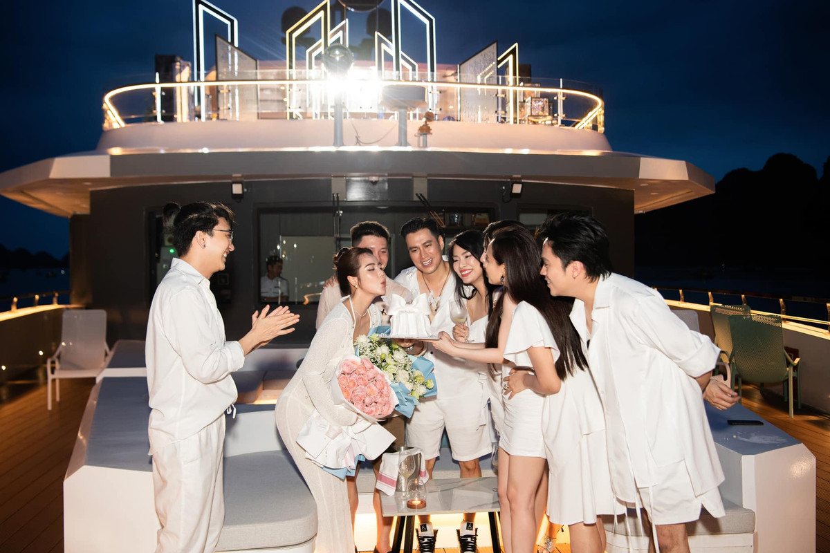 Nữ diễn viên đã ghi điểm khi khoe khéo vóc dáng nuột nà. Nhan sắc rạng rỡ và thần thái tươi tắn của người đẹp nhận được nhiều lời khen từ cư dân mạng.