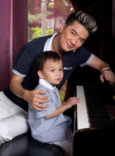 Giọng ca "Say tình" bộc bạch: "Năm 2007 - năm heo vàng. Một chú heo con đã hiện diện trong ngôi nhà thân yêu nhỏ bé, ít thành viên. Ngay trong ngày đầy tháng khi bế “lấy hên", chú heo ấy đã nở một nụ cười duy nhất dành cho người được nhận điều may mắn đó chính là ba Hưng! 17 năm đã trôi qua con đã lớn lên cùng ba và gia đình ta".