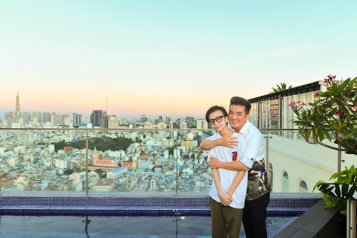 Cậu bé Tin ngày nào giờ đã lớn, ra dáng thư sinh.