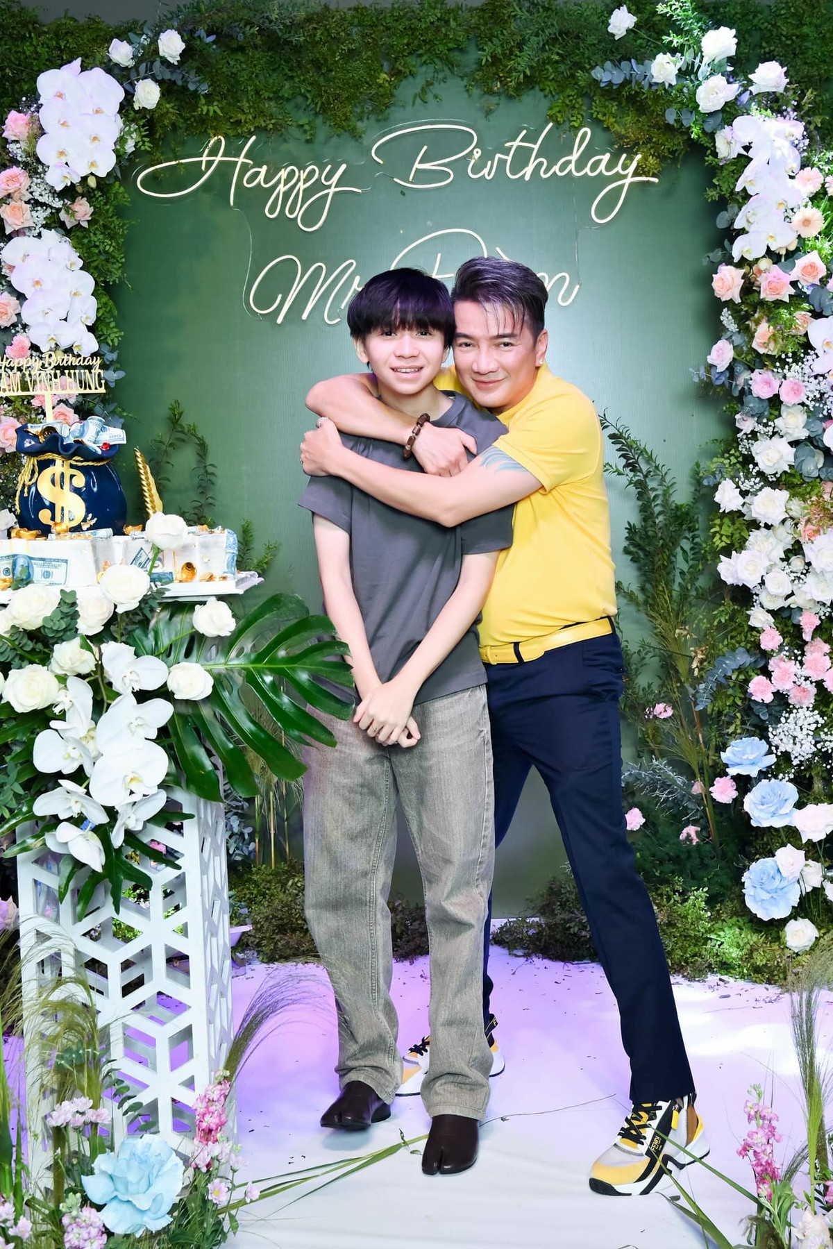  Con trai nuôi 17 tuổi của "ông hoàng nhạc Việt" được anh cưng chiều không khác gì con ruột.