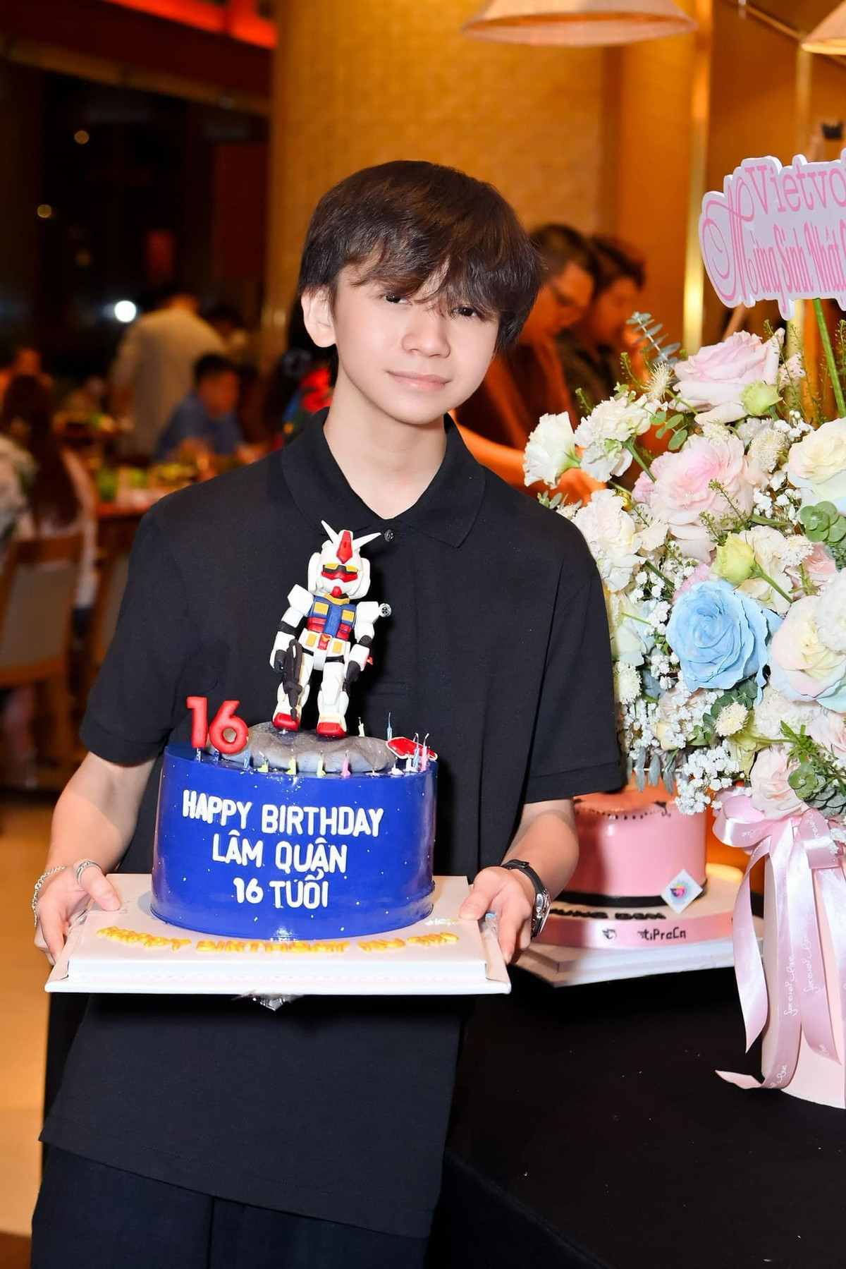 Con trai nuôi của Mr Đàm ra dáng soái ca Hàn Quốc trong tiệc sinh nhật tuổi 16.