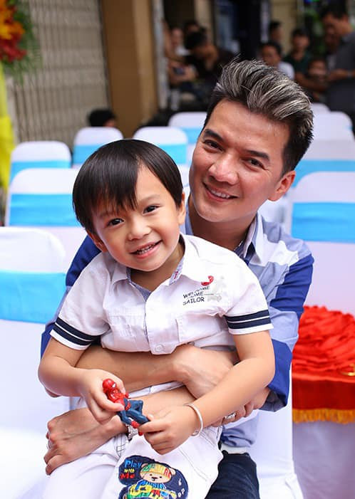 Nhân ngày sinh nhật của bé Tin, nam ca sĩ cầu mong con luôn bình an và gặp những đều tốt đẹp nhất trên cuộc đời này!