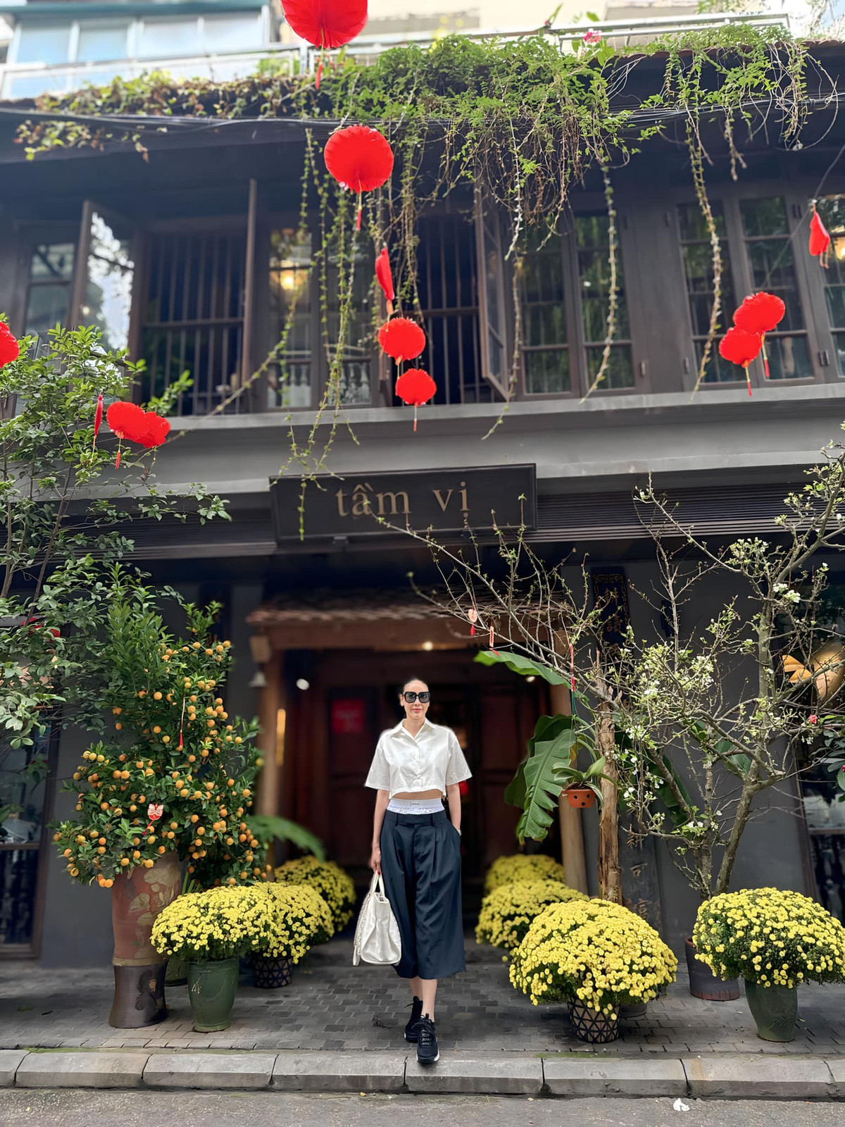 Mỹ nhân sinh năm 1976 hiếm hoi diện áo ngắn hở eo.