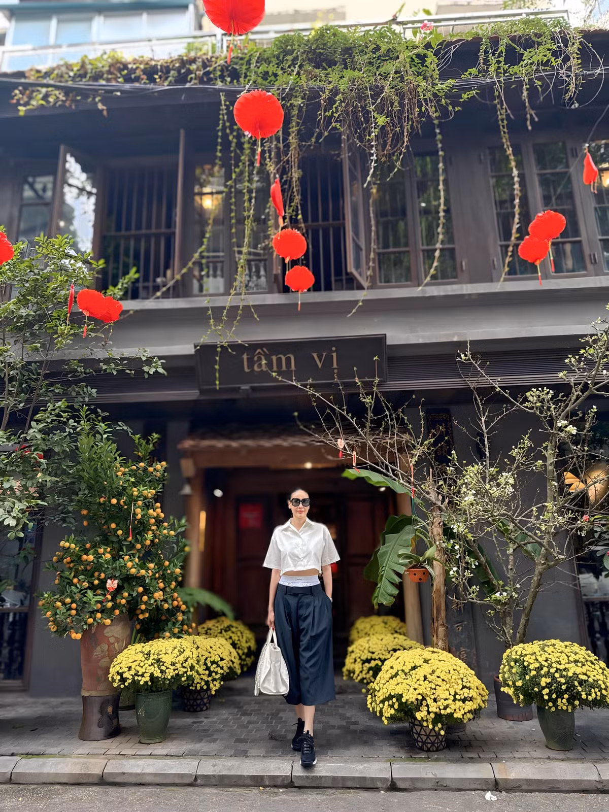 Mỹ nhân sinh năm 1976 hiếm hoi diện áo ngắn hở eo.