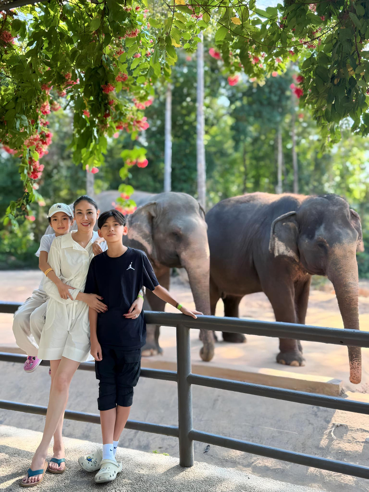 Phong cách đời thường nhẹ nhàng, giản dị không làm giảm đi vẻ đẹp quyến rũ, quý phái của Hà Kiều Anh.