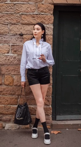 Bản thân Hoa hậu Việt Nam 1992 cũng bất ngờ khi chia sẻ dưới bức ảnh: "Eo em thon ai cũng hỏi". Ảnh: Instagram NV.