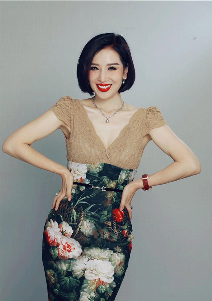 Sau khi giảm 9 kg và giảm mỡ thành công, cô được nhiều người khen nhan sắc ngày càng trẻ trung.