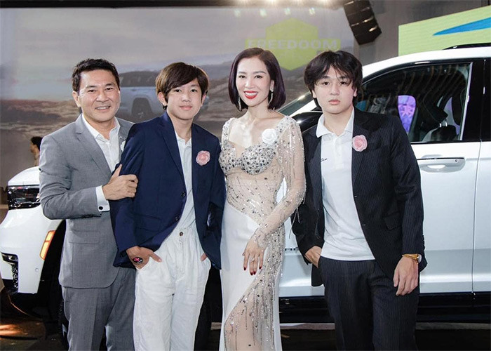 Thu Hương hiện có cuộc sống viên mãn bên chồng doanh nhân và hai con trai.