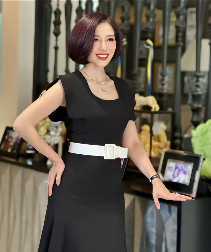 Thu Hương nổi tiếng sau khi đăng quang Hoa khôi Thể thao năm 1995. Năm 2011, cô dự thi Hoa hậu Quý bà Thế giới và trở thành á hậu.