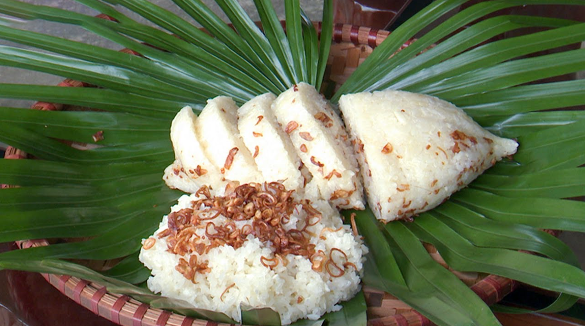 Cơm nắm lá cọ từ lâu trở thành một trong những món ăn mang đậm nét văn hóa ẩm thực của vùng đất Phù Ninh, Phú Thọ. Cơm ăn cùng muối vừng, thịt nướng hoặc các món mặn khác. Ảnh: Internet