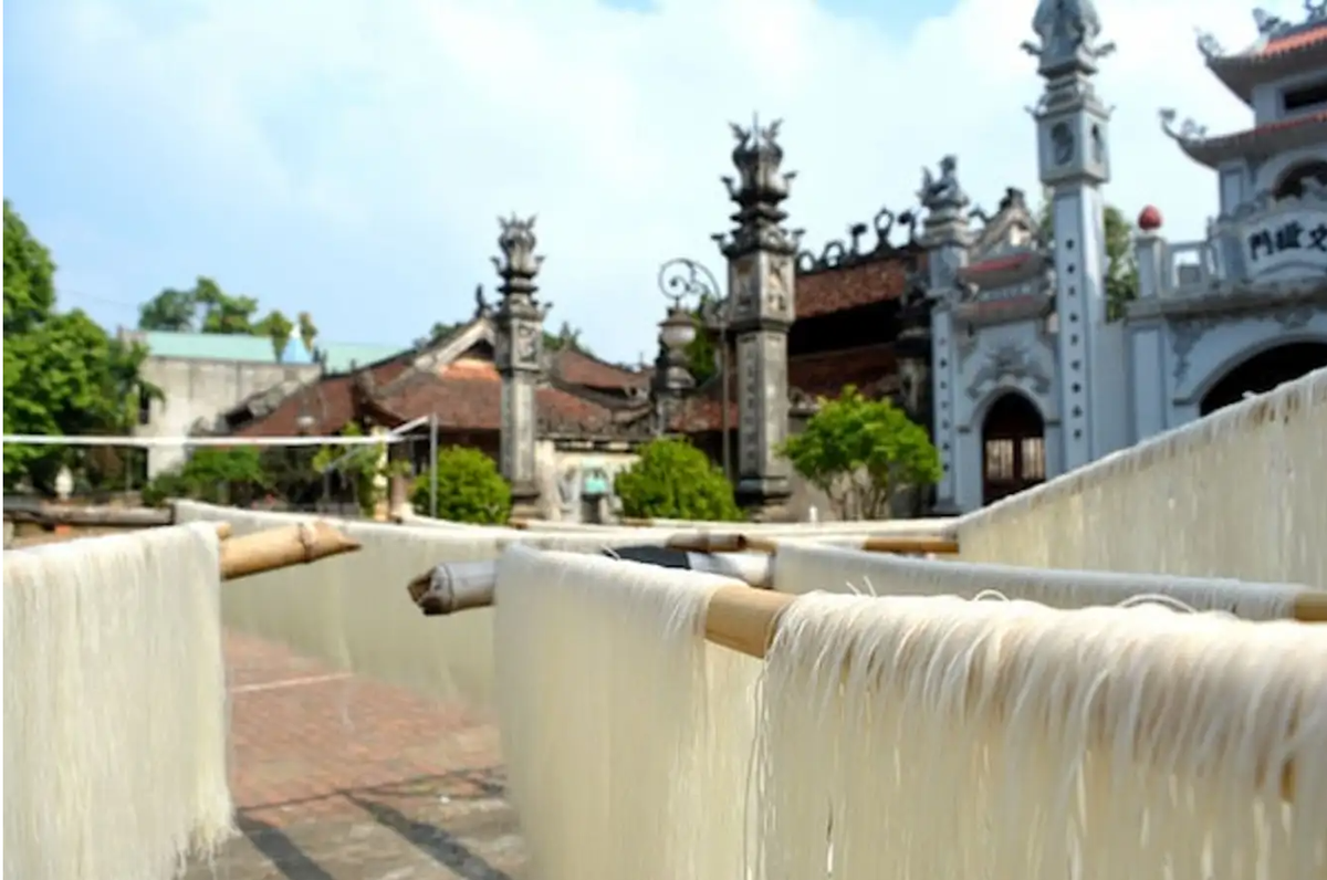 Mì gạo Hùng Lô là món đặc sản Phú Thọ nổi tiếng gần xa. Quy trình sản xuất mì gạo Hùng Lô khá phức tạp, mất thời gian thực hiện. Ảnh: @POLIVA