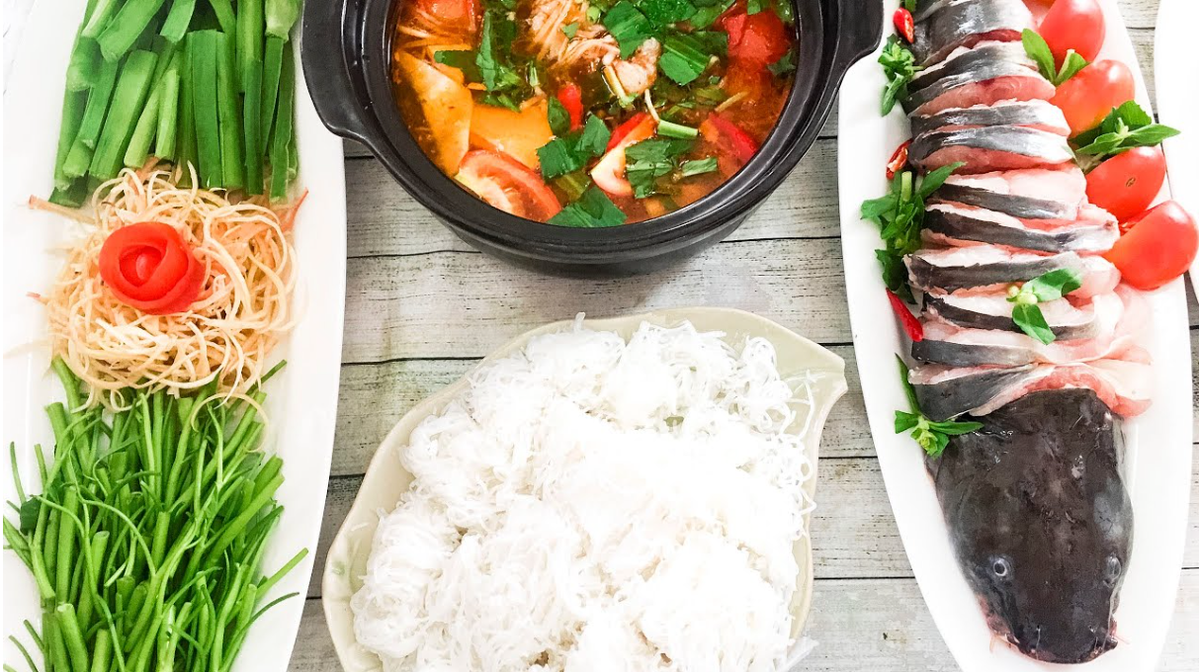 Cá lăng Việt Trì là một trong những đặc sản nổi tiếng của Phú Thọ. Từ cá lăng, người dân Phú Thọ đã chế biến ra rất nhiều món ăn ngon như: cá lăng trộn hành tím, cá lăng nướng riềng mẻ, cá lăng nướng lá lốt… trong đó ấn tượng nhất vẫn là món lẩu cá lăng măng chua. Ảnh: Internet