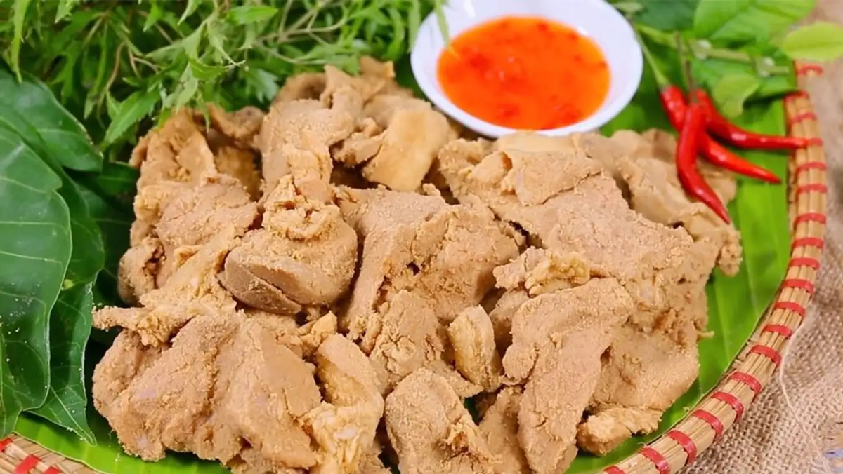 Không quá xa lạ khi thịt chua Thanh Sơn lại nằm trong danh sách những món ăn ở Phú Thọ hấp dẫn nhất định phải thử. Hai thành phần chính của món ăn chính là thịt lợn và thính rang xay mịn. Ảnh: @Đặc sản Việt Nam