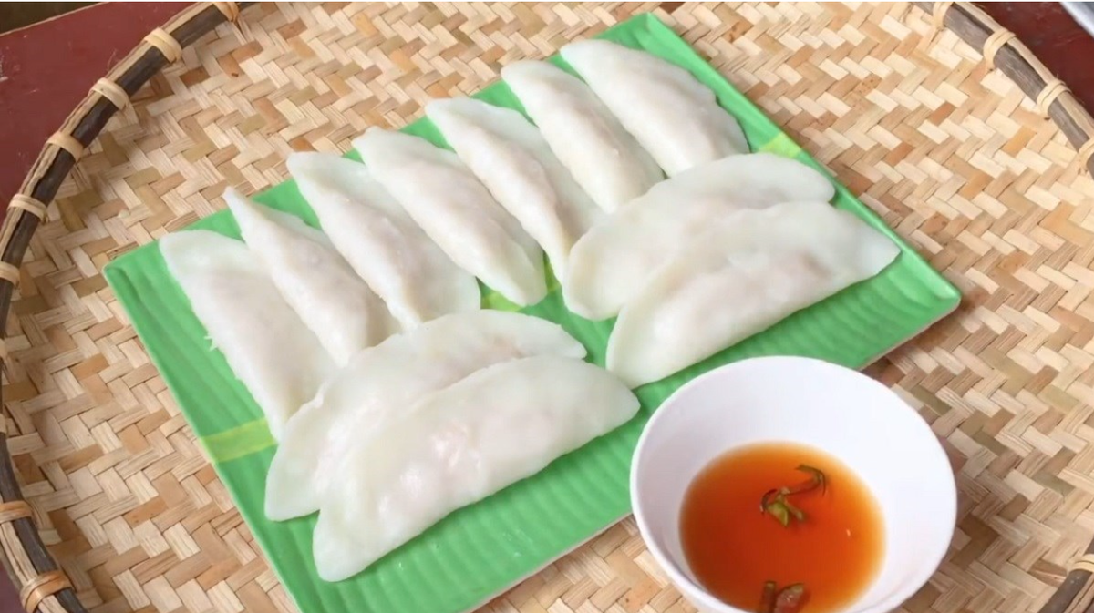 Trong danh sách những đặc sản Phú Thọ ngon nổi tiếng, du khách không nên bỏ qua bánh tai mang đậm phong vị quê hương. Món bánh được làm từ bột nếp, nhân thịt băm, ... có hình dạng giống như tai heo. Ảnh: @SPK