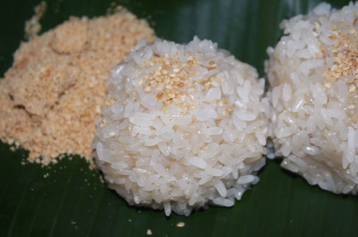 Nếp gà gáy là giống lúa nếp rất quý hiếm, là đặc sản nổi tiếng của huyện Yên Lập có từ rất lâu đời. Khi dùng để nấu xôi, sẽ dẻo, mềm, thơm, càng ăn càng cuốn. Để tăng thêm hương vị cho món xôi gà gáy có thể ăn cùng muối vừng. Ảnh: Internet