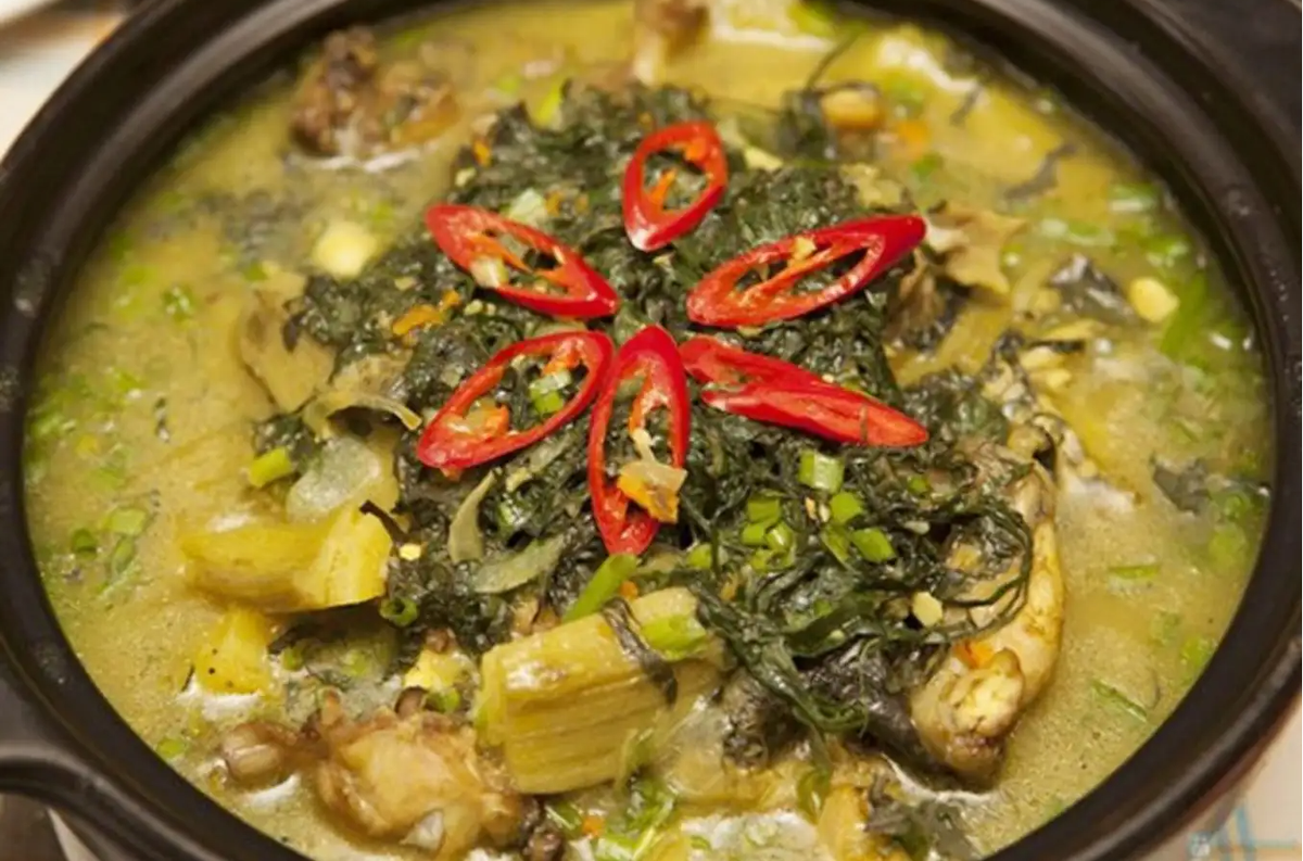 Cái tên tiếp theo góp mặt trong danh sách đặc sản Phú Thọ chắc chắn đó là xáo chuối Lâm Thao. Xáo chuối có vị bùi, thơm mềm, kết hợp với hương đặc trưng của riềng lan tỏa khắp nơi, ăn hoài mà không ngán. Ảnh: @BDATrip