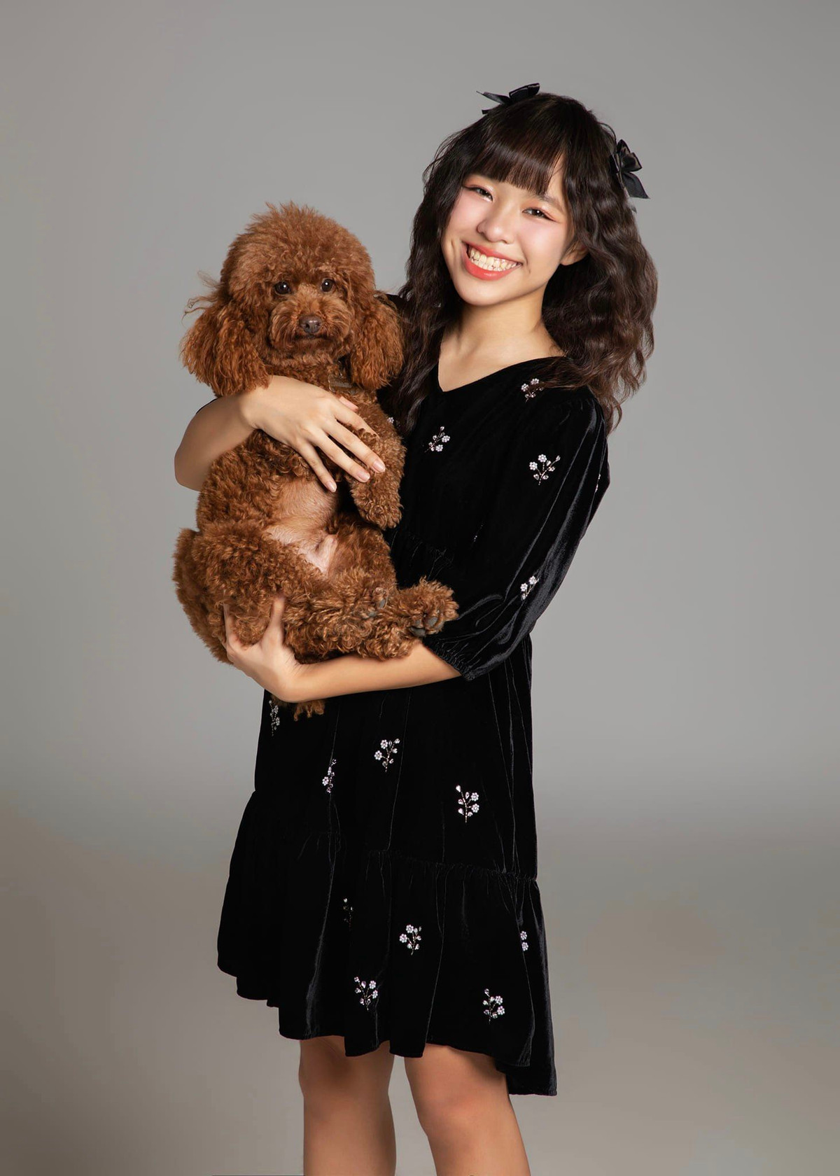 Việt Hương nhắn gửi yêu thương tới con gái nay đã ra dáng thiếu nữ trưởng thành và xinh đẹp: "2 đứa bồng bế nhau đi thăm mẹ quay ở biển, con lắm lông nó lăn cát không thôi, mùa hè mẹ không có đi chơi với con nhiều, thương lắm!". Ảnh: FB Việt Hương