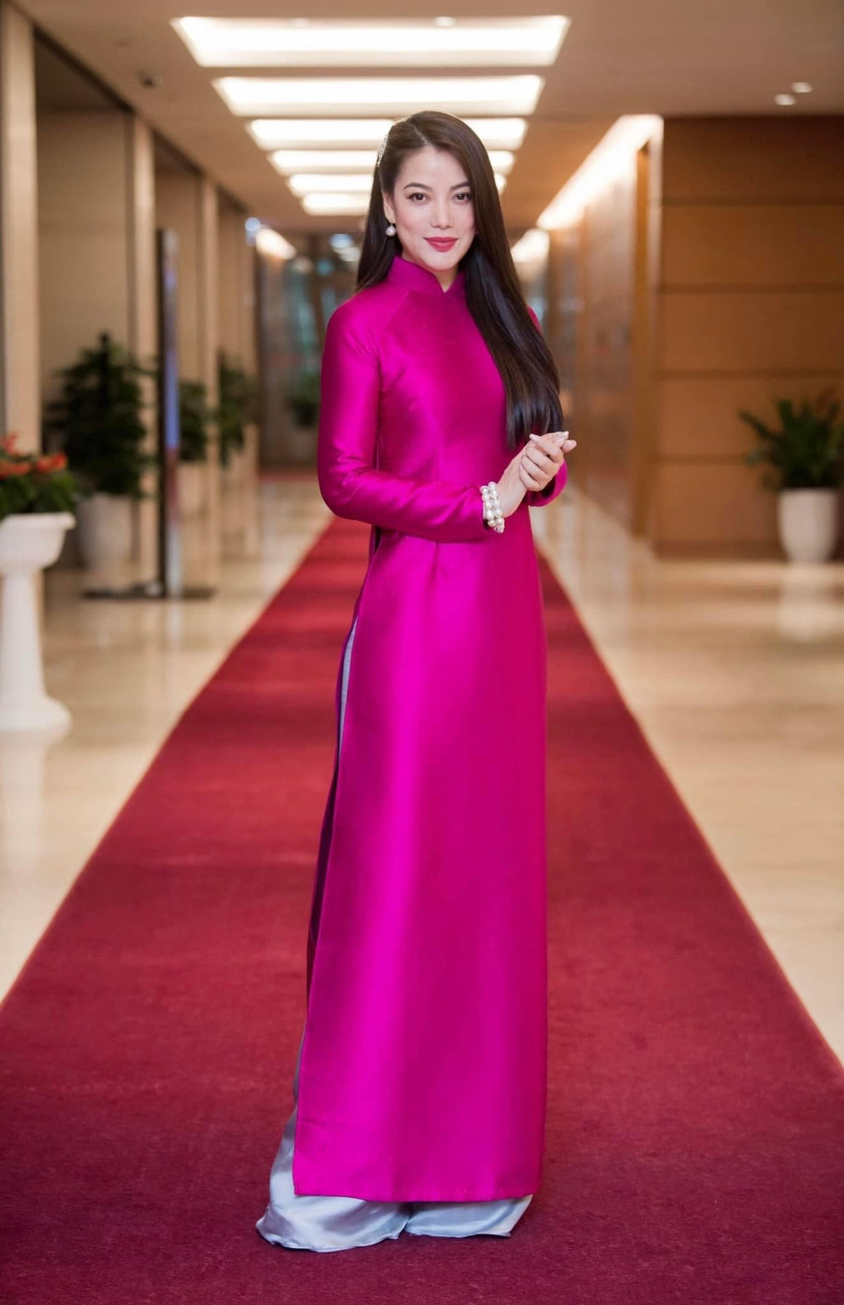 Trương Ngọc Ánh nền nã với tà áo dài. Ảnh: FB Trương Ngọc Ánh