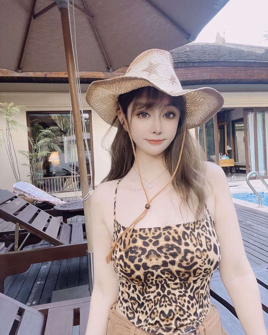 Vương Vũ Thuần là một hot girl gợi cảm, người mẫu ảnh nổi tiếng ở Trung Quốc.