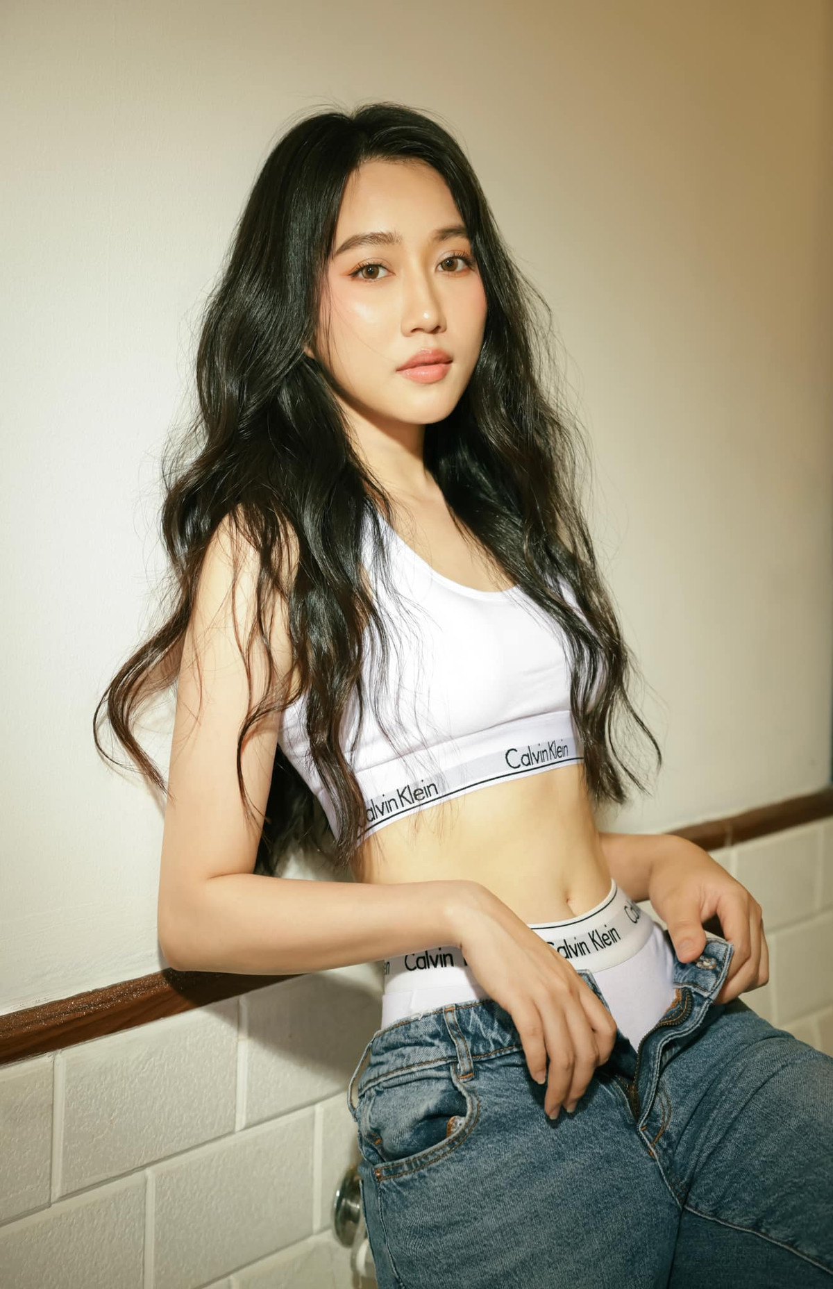 Nữ diễn viên sở hữu vóc dáng mảnh mai, thon gọn cùng gương mặt ưa nhìn với đôi mắt to tròn, bờ môi căng mọng và nụ cười rạng rỡ.