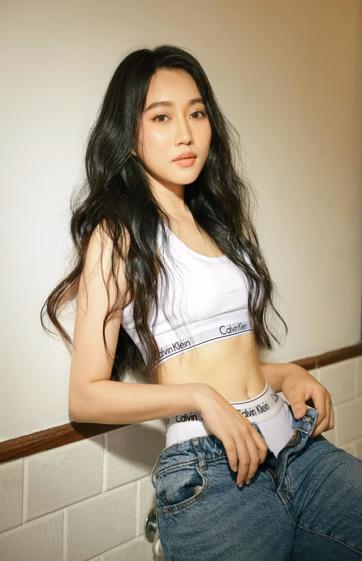 Nữ diễn viên sở hữu vóc dáng mảnh mai, thon gọn cùng gương mặt ưa nhìn với đôi mắt to tròn, bờ môi căng mọng và nụ cười rạng rỡ.