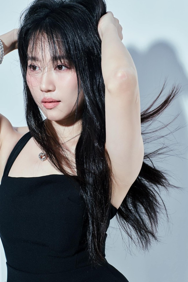 Trên trang mạng xã hội, Huỳnh Hồng Loan thường xuyên chia sẻ những hình ảnh xinh đẹp của bản thân, thu hút hàng trăm nghìn lượt thả tim và bình luận khen ngợi từ người hâm mộ.