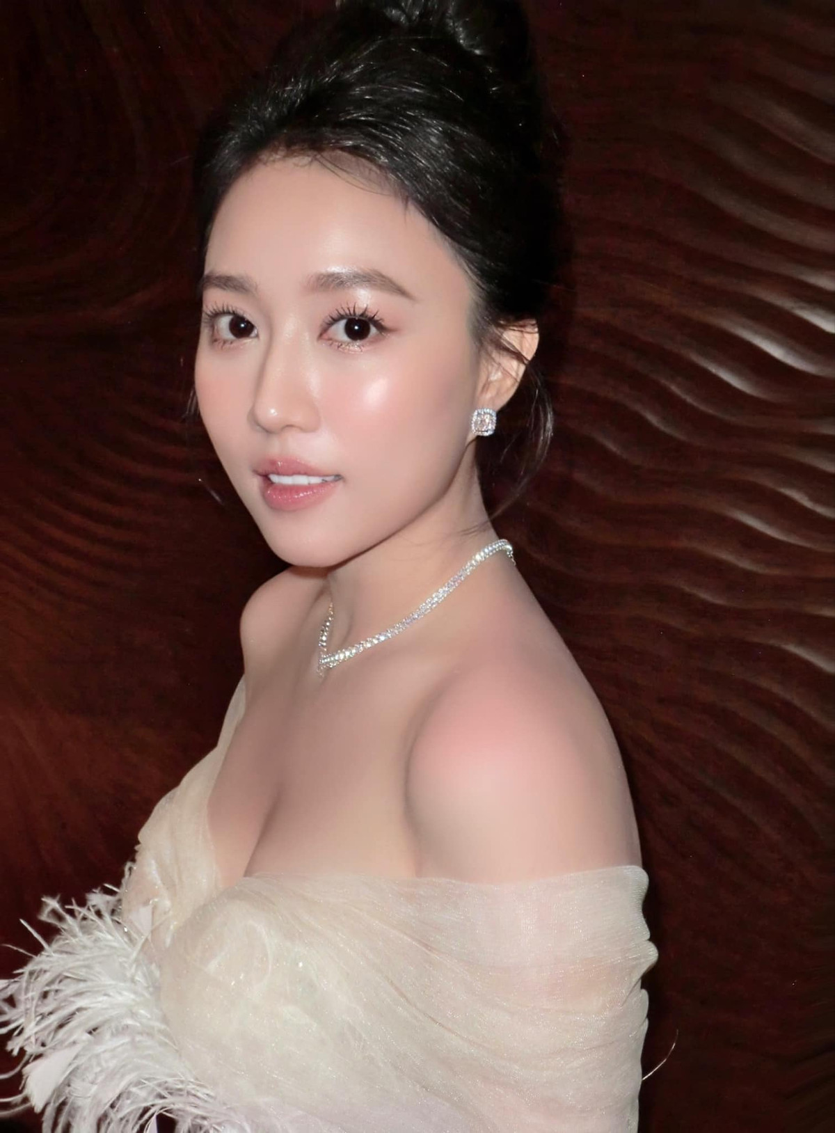 Cô có gia tài phim đồ sộ, từ vai phụ đến vai chính như: "Tình khúc bạch dương", "Ác thú vô hình", "Cung đường tội lỗi", "Khép lại quá khứ"... Với mỗi vai diễn, cô nàng đều cố gắng hết mình nên luôn để lại ấn tượng tốt đẹp với khán giả.