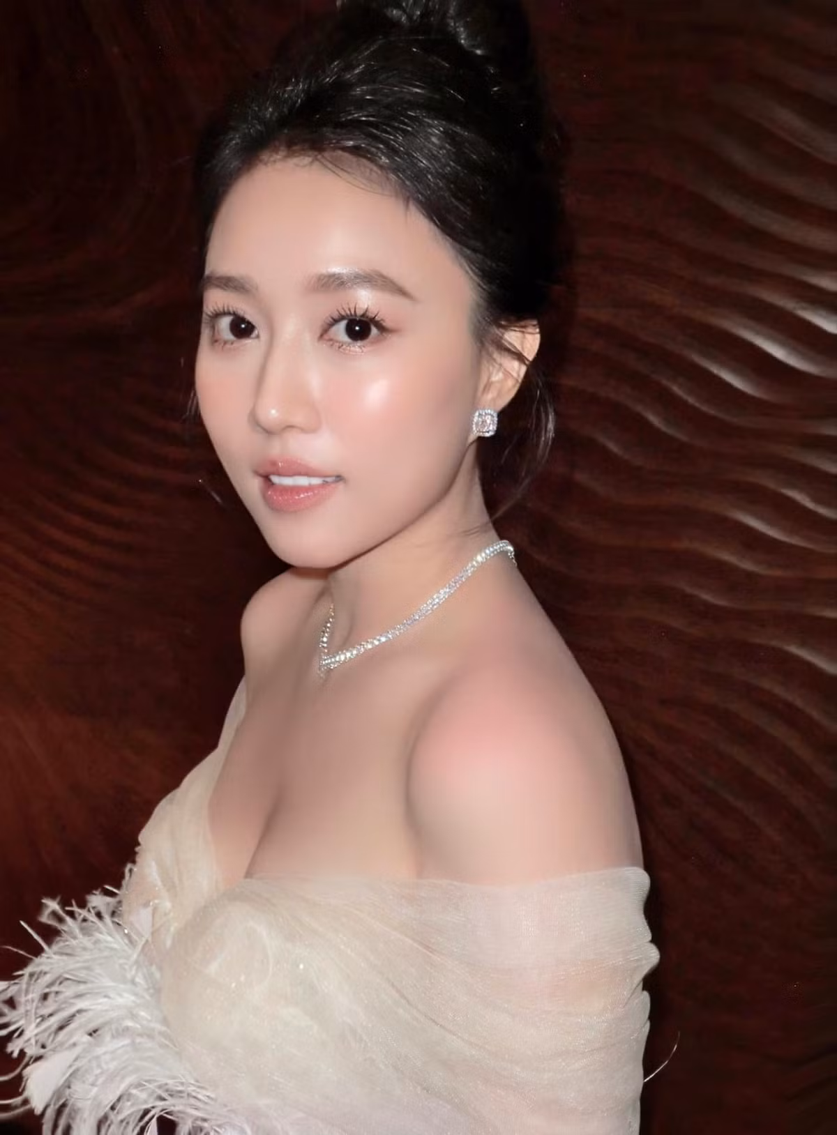 Cô có gia tài phim đồ sộ, từ vai phụ đến vai chính như: "Tình khúc bạch dương", "Ác thú vô hình", "Cung đường tội lỗi", "Khép lại quá khứ"... Với mỗi vai diễn, cô nàng đều cố gắng hết mình nên luôn để lại ấn tượng tốt đẹp với khán giả.