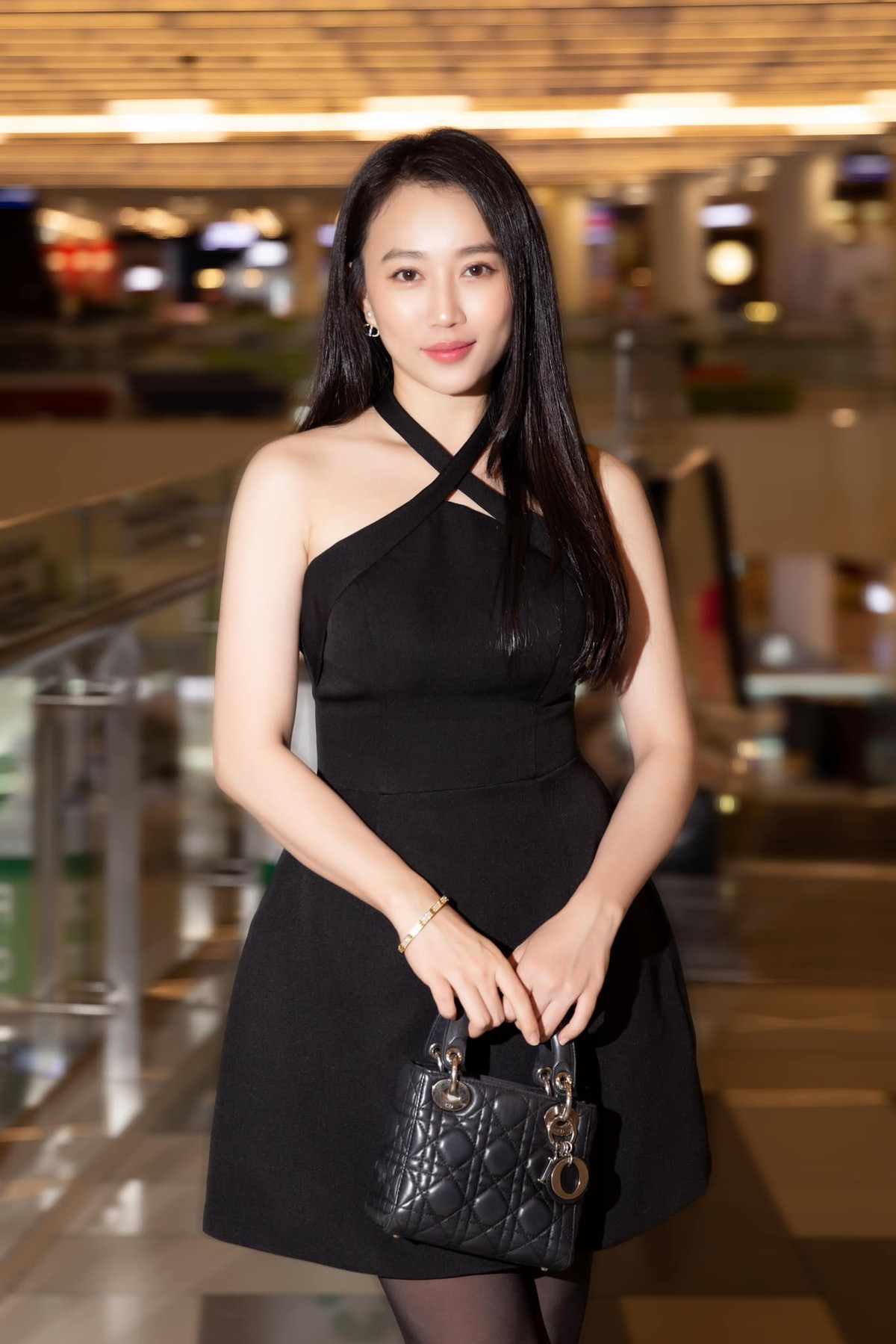 Hồng Loan không thường xuyên đăng ảnh gợi cảm, táo bạo nên mỗi lần khoe dáng với phong cách này đều khiến những người theo dõi cô bất ngờ.