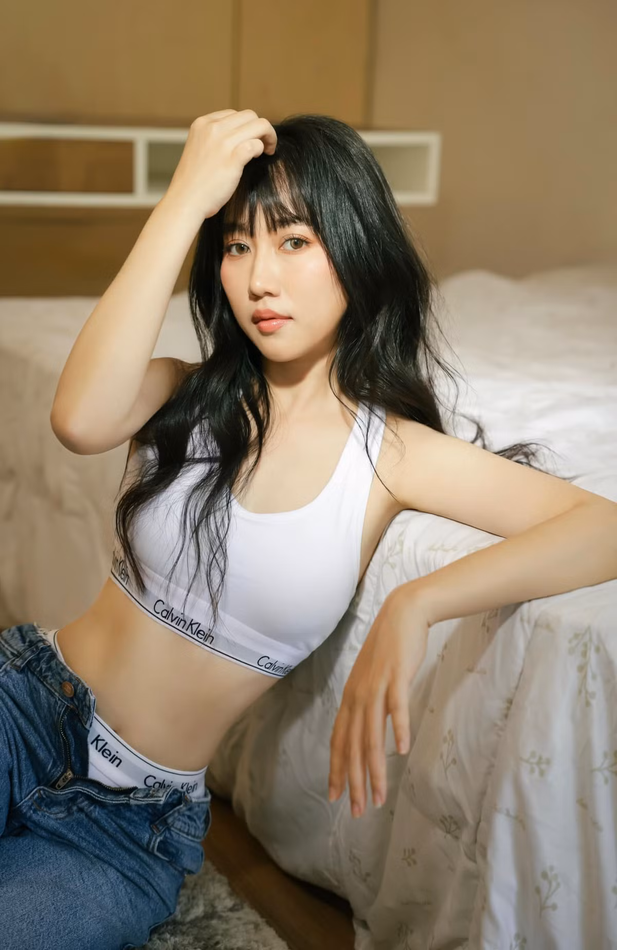 Phong cách thời trang của Huỳnh Hồng Loan cũng đa dạng, biến hóa, khi thì năng động cá tính, khi thì quyến rũ nữ tính, nhưng lúc nào cũng thu hút mọi ánh nhìn.