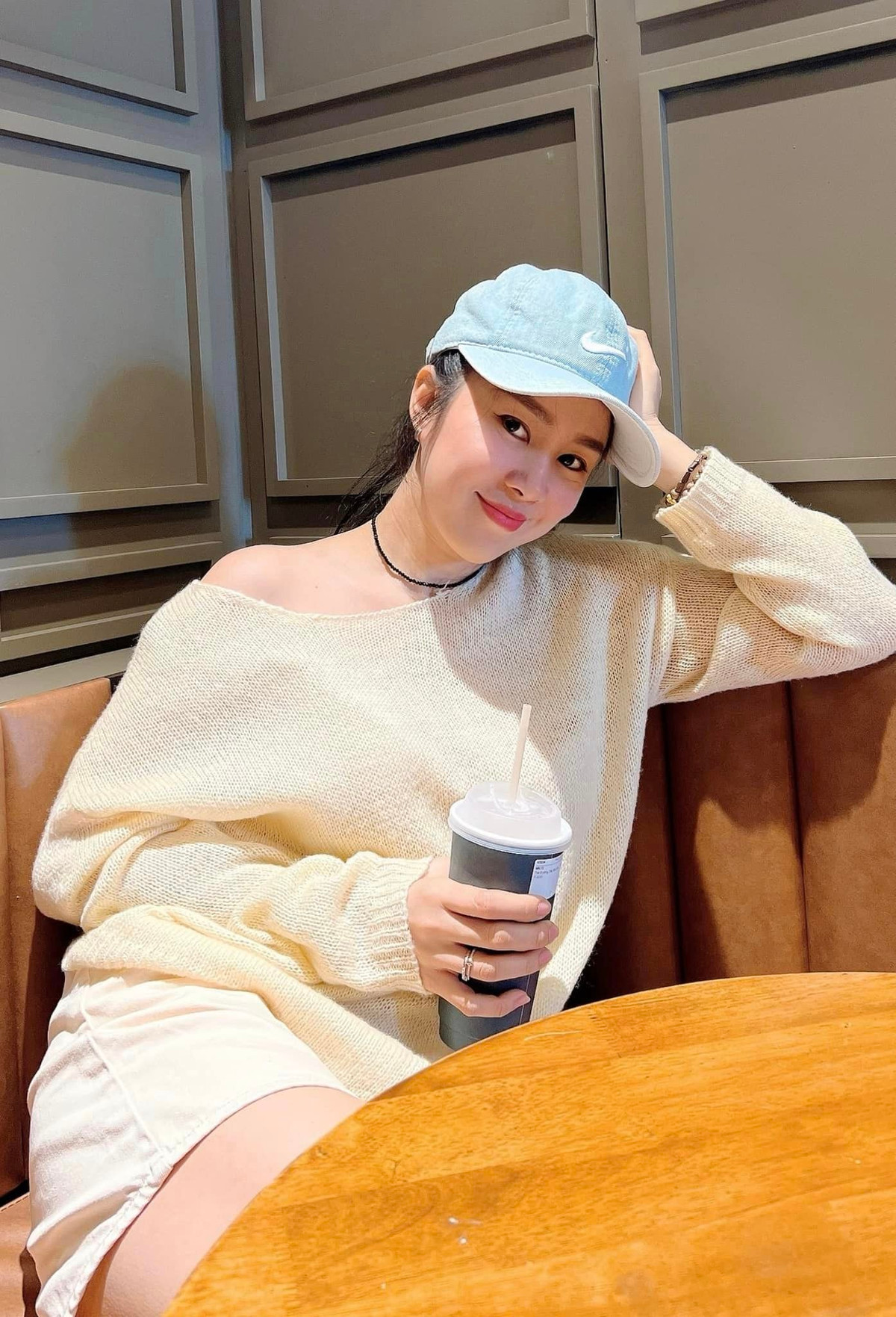 Ở tuổi U40, Lê Phương có cuộc sống bình yên, viên mãn bên ông xã kém 7 tuổi và 2 con đủ nếp đủ tẻ.