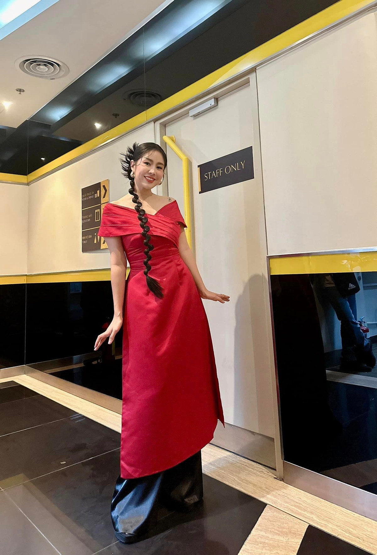 Cô cũng khéo léo trong việc lựa chọn trang phục để tôn lên lợi thế vòng một gợi cảm, vòng eo thon gọn.