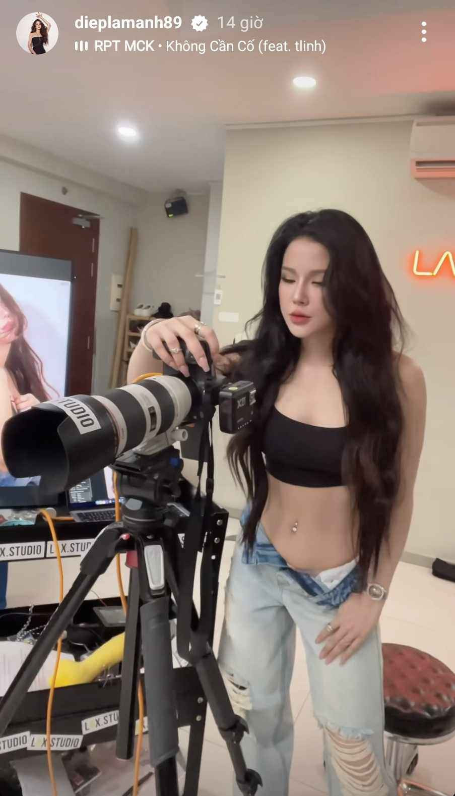 Dù đã là mẹ 2 con nhưng người đẹp Diệp Lâm Anh sở hữu vòng eo con kiến với rãnh bụng siêu cuốn hút. Ảnh: FBNV