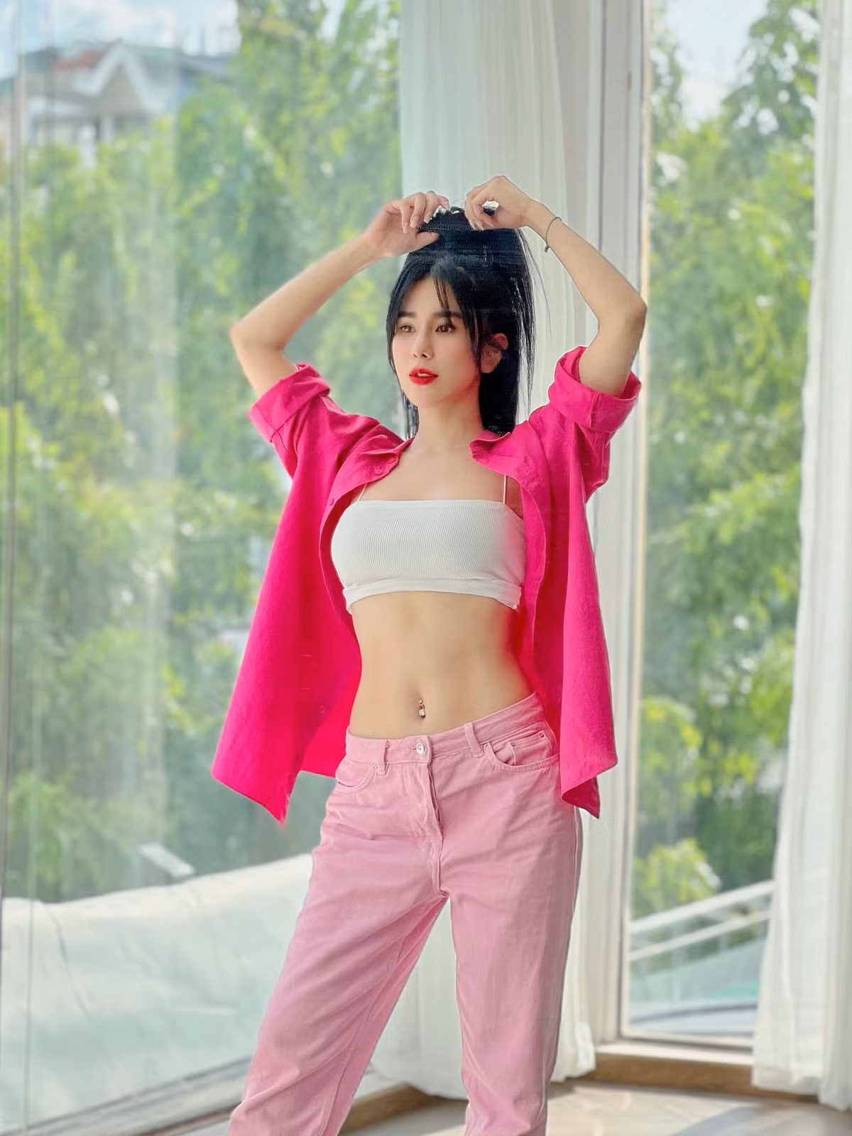 Ở khung hình cận cảnh, nhan sắc Diệp Lâm Anh chuẩn mỹ nhân, không có điểm gì khác biệt so với thời con gái. Ảnh: FBNV