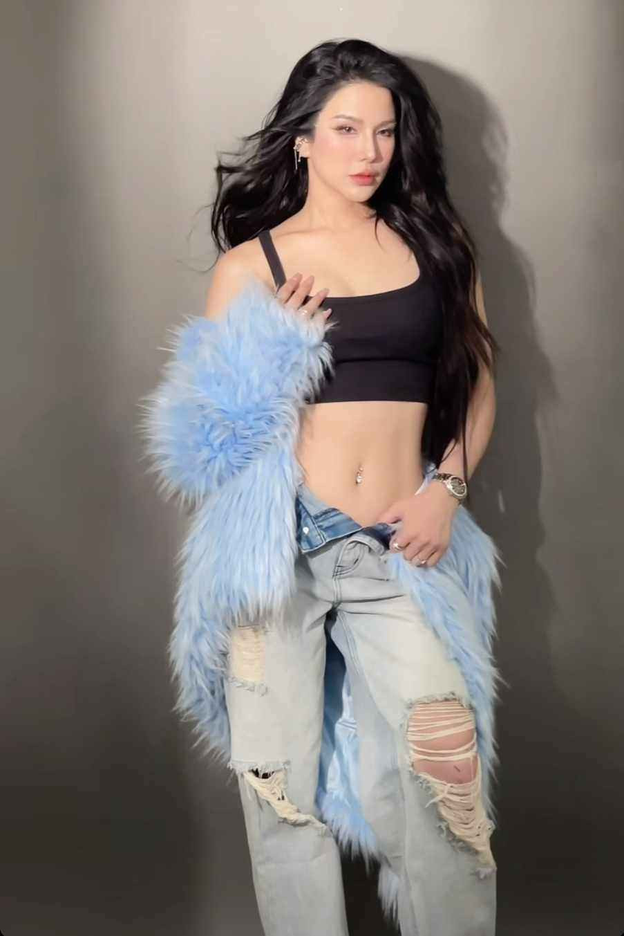 Diệp Lâm Anh khoe thân hình như búp bê với áo croptop cùng quần cởi bung nút. Ảnh: FBNV