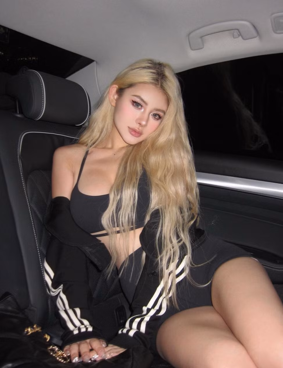 Để set đồ thêm phần ấn tượng, Jia Jun Ya không quên kết hợp với những phụ kiện như mũ, kính, túi xách...