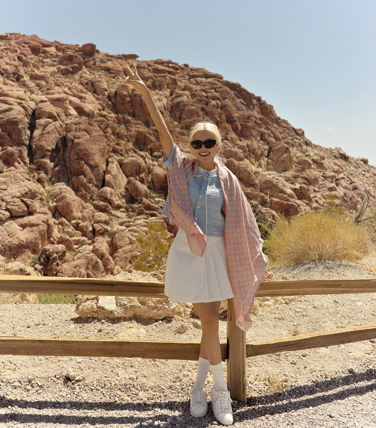 Mái tóc đen dài quen thuộc của nữ diễn viên đã được thay thế bằng mái tóc bạch kim cá tính, trẻ trung và đầy cuốn hút. Ảnh: FB Nguyễn Ngọc Huyền