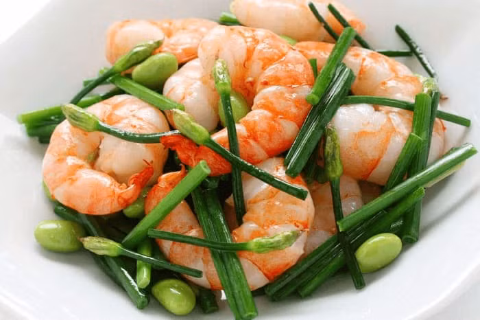  Tôm xào hẹ: Tôm là nguồn protein nạc, đồng, kẽm và selen tốt. Kẽm đặc biệt có tác dụng thúc đẩy ham muốn chuyện chăn gối ở nam giới. Tôm cũng chứa đầy phốt pho, khoáng chất, là những chất giúp tăng ham muốn chuyện yêu ở cả hai phái. Ảnh Internet